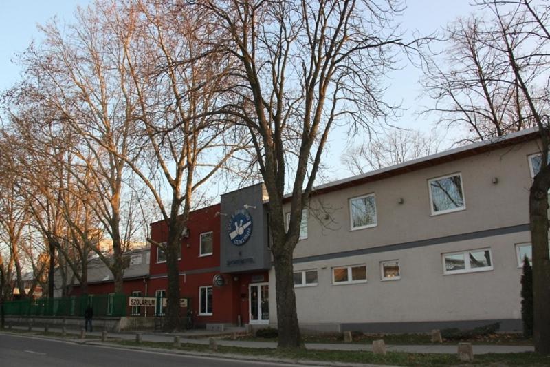 سيغيد Teke Bowling Centrum Es Sport Panzio الغرفة الصورة