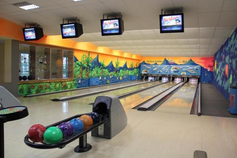 سيغيد Teke Bowling Centrum Es Sport Panzio المظهر الخارجي الصورة